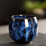 tasse chinoise en céramique bleue foncé